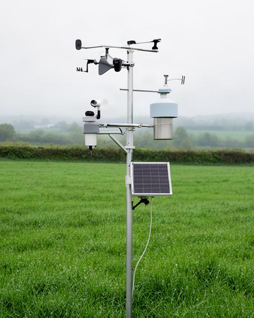 Stazione meteorologica con sensori installata in un campo verde